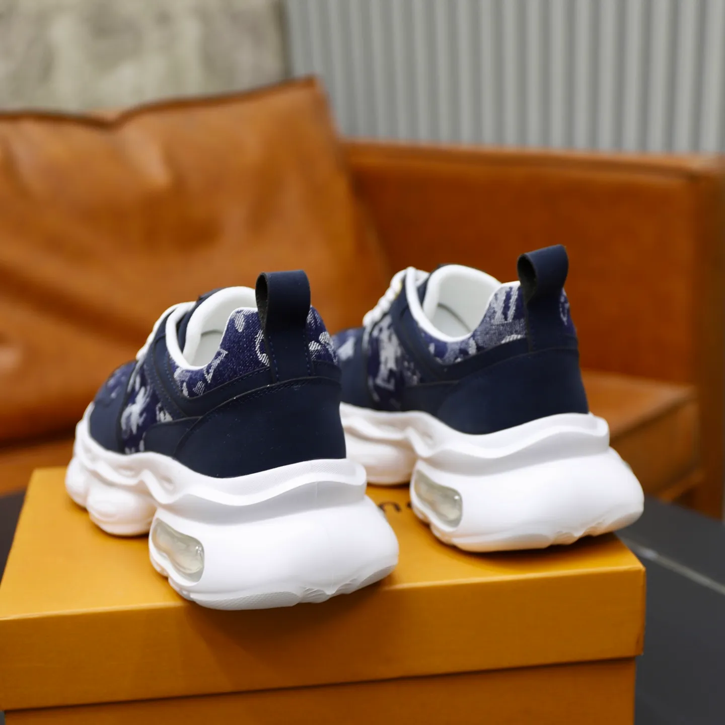 Ex-factory price: 462💰🙅‍♂️🙅‍♂️🙅‍♂️ Brand: Louis Vuitton Standard code: 38-44 (45 customized) Grade: Same as the official website Material: Original cowhide splicing fabric Comfortable and breathable lining Lightweight, soft and wear-resistant outsole Style category: Men's fashionable casual shoes Running sneakers Distinguished luxury brand elements Top luxury Color: actual picture color